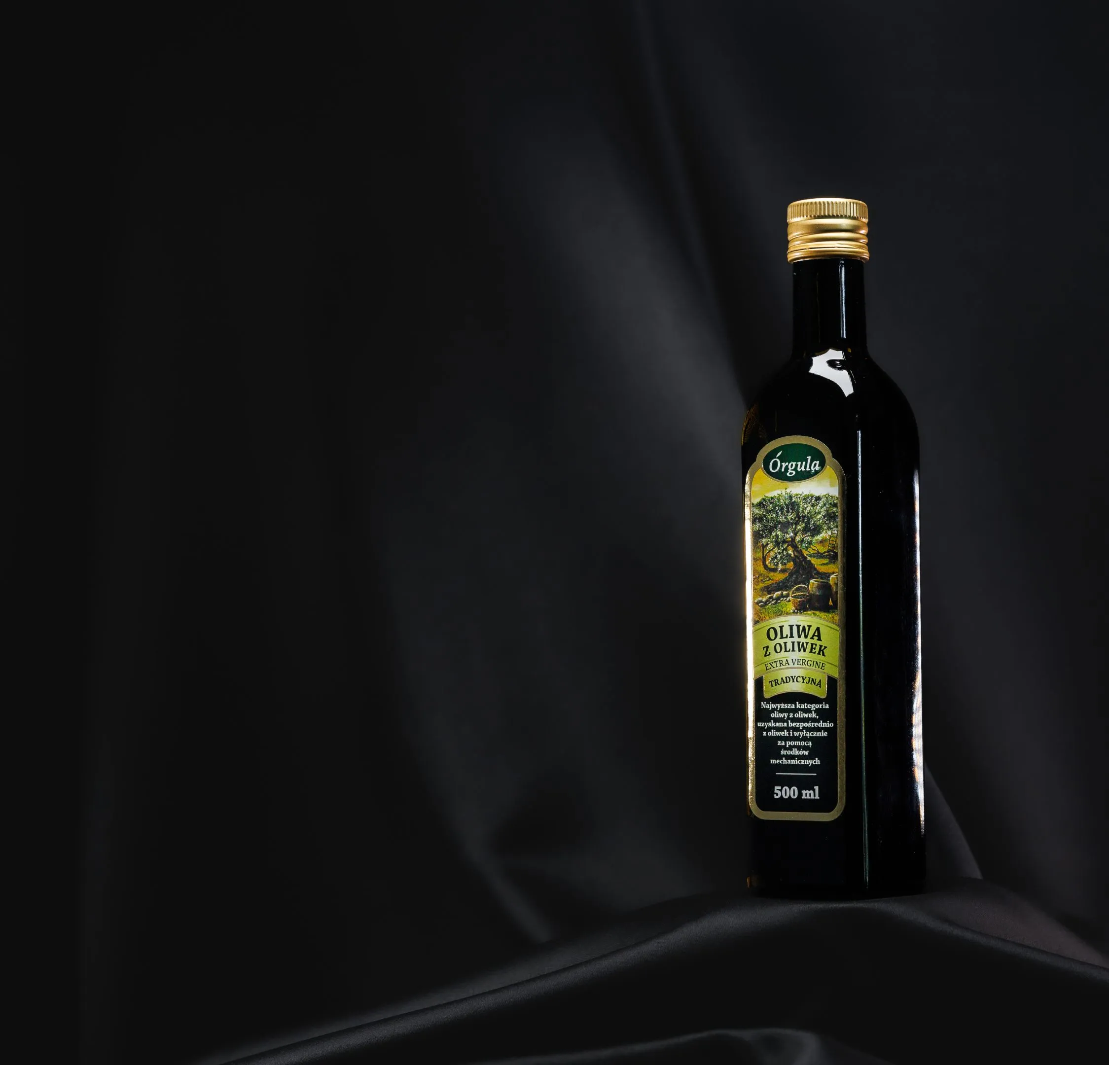 Oliwa z oliwek na czarnym płótnie - profesjonalna fotografia
